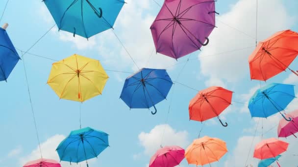 Разноцветные Зонтики Висят Небе Дорожки Украшены Цветными Зонтиками Яркие Разноцветные — стоковое видео