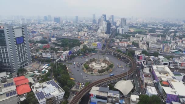 泰国曼谷的胜利纪念碑与拉察特维市全景的反转景象 — 图库视频影像