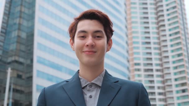 Großaufnahme Eines Gut Aussehenden Asiatischen Gemischten Geschäftsmannes Anzug Der Der — Stockvideo