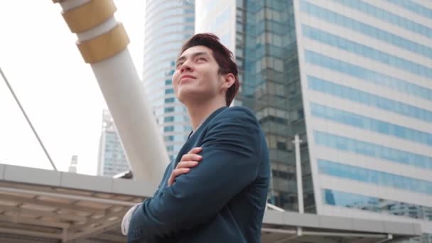 Azjatycki Mieszane Rasy Młody Biznesmen Garniturze Patrząc Pobliżu Nowoczesnego Budynku — Wideo stockowe