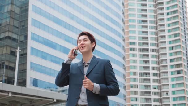 Portret Młodego Biznesmena Rozmawiającego Przez Telefon Zapleczem Miejskim — Wideo stockowe