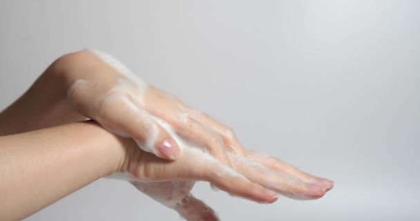 Kadınların Elleri Beyaz Arka Planda Yıkanır Coronavirus Salgını Önleme Sabunla — Stok video