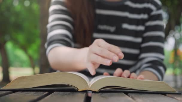 Χέρι Της Γυναίκας Γυρίζοντας Σελίδες Ενός Βιβλίου Κοντινό Πλάνο Του — Αρχείο Βίντεο