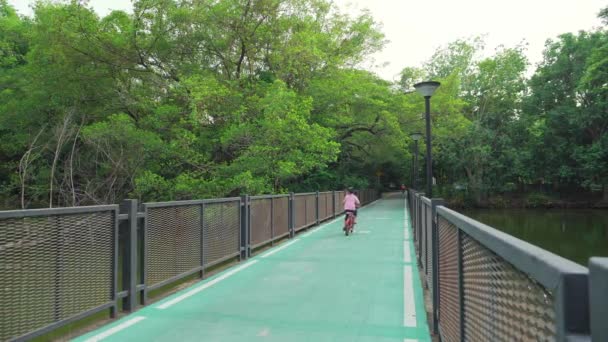 Lidé Rodina Cyklistika Těšit Veřejném Parku Thajsku — Stock video