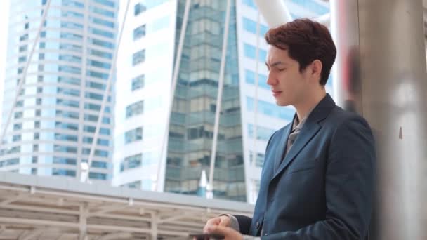 Irritado Irritado Asiático Empresário Segurando Usando Telefone Inteligente Homem Negócios — Vídeo de Stock