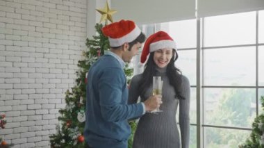 Çiftler yeni yılı evdeki oturma odasında kutluyor, Noel 'i kutluyorlar..