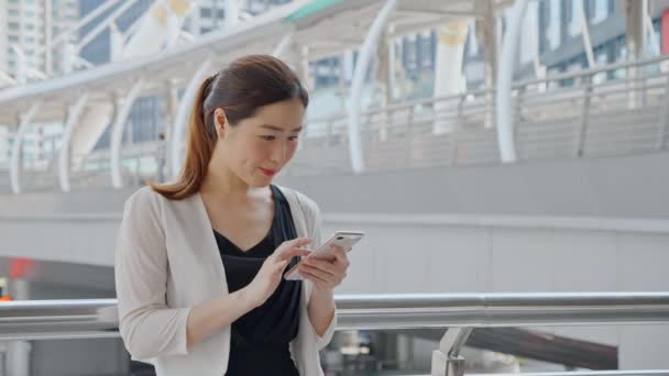 Asiatische Geschäftsfrau Mit Telefon Draußen Gebäude Der Stadt Slow Motion — Stockvideo