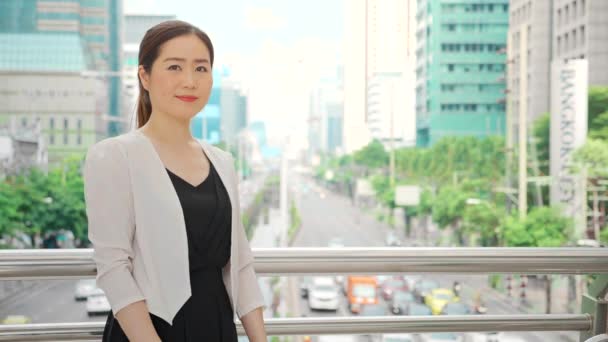 都市生活の中で成功したアジアビジネスの肖像 4Kスローモーション企業のショット — ストック動画