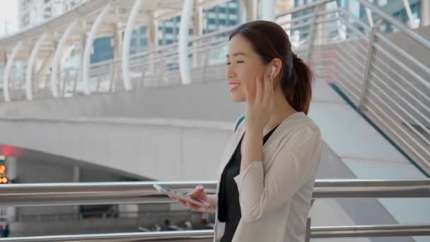 Portrait Des Asiatischen Geschäfts Erfolgreiches Gehen Stadtleben Slow Motion Unternehmensaufnahme — Stockvideo