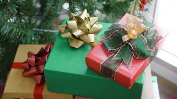 Zamknij Boże Narodzenie Stos Pudełko Obok Okna Ozdobami Boże Narodzenie — Wideo stockowe