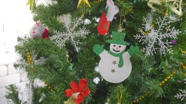Close Vestido Árvore Natal Decoração Ano Novo Celebração — Vídeo de Stock
