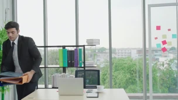 Podnikatel Kráčí Ženě Pracující Stolem Kanceláři Zatímco Drží Složku Plnou — Stock video