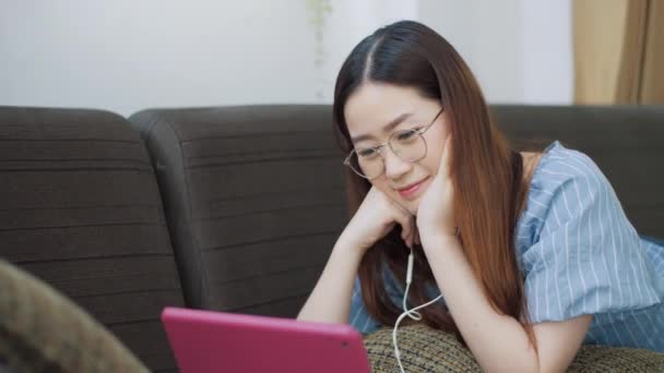 Glückliche Asiatische Frauen Die Kopfhörer Tragen Und Videofilme Auf Dem — Stockvideo