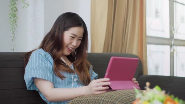 Šťastné Asijské Ženy Nosí Sluchátka Sledující Video Film Tabletu Zároveň — Stock video