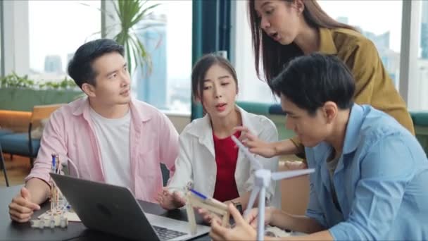 Grupp Asiatiska Gymnasieelever Använder Bärbara Datorer För Att Programmera Ett — Stockvideo