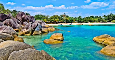 Güzel bir plajın manzarası. Belitung, Endonezya. Belitung Adası 'nın tropikal cennet plajı Endonezya' nın en sevdiği yerdir.