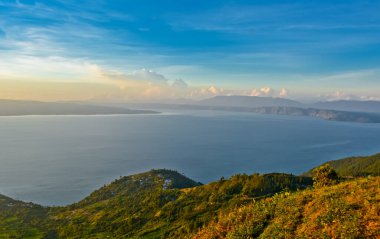 Toba Gölü 'nün güzelliği. Kuzey Sumatra, Medan. Endonezya 'da. Hutaginjang jeositinden görüntü. Toba Gölü, Toba Dağı 'nın antik patlamasından kaynaklanan dünyanın en büyük kaldera gölüdür.