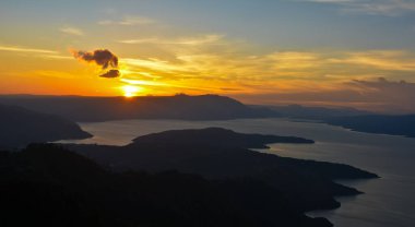 Toba Gölü 'nün güzelliği. Kuzey Sumatra, Medan. Endonezya 'da. Hutaginjang jeositinden görüntü. Toba Gölü, Toba Dağı 'nın antik patlamasından kaynaklanan dünyanın en büyük kaldera gölüdür.
