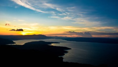 Toba Gölü 'nün güzelliği. Kuzey Sumatra, Medan. Endonezya 'da. Hutaginjang jeositinden görüntü. Toba Gölü, Toba Dağı 'nın antik patlamasından kaynaklanan dünyanın en büyük kaldera gölüdür.
