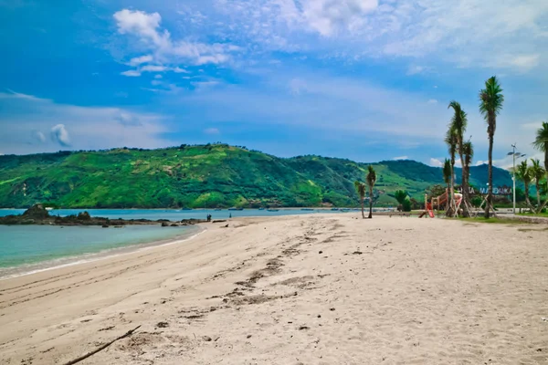 印度尼西亚伦博克岛曼达利卡海滩上的曼达利卡海滩美是在曼达利卡环路欣赏Moto Gp时最受欢迎的目的地之一 — 图库照片