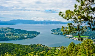 Bir kaldera gölü olan Toba Gölü 'nün güzelliği antik bir volkanik patlamadan gelir ve dünyadaki en büyük volkanik göldür. Geosite Hutaginjang 'dan görüntü. Kuzey Sumatra, Endonezya