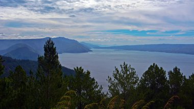 Bir kaldera gölü olan Toba Gölü 'nün güzelliği antik bir volkanik patlamadan gelir ve dünyadaki en büyük volkanik göldür. Geosite Hutaginjang 'dan görüntü. Kuzey Sumatra, Endonezya