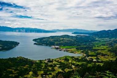 Bir kaldera gölü olan Toba Gölü 'nün güzelliği antik bir volkanik patlamadan gelir ve dünyadaki en büyük volkanik göldür. Geosite Hutaginjang 'dan görüntü. Kuzey Sumatra, Endonezya