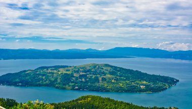 Bir kaldera gölü olan Toba Gölü 'nün güzelliği antik bir volkanik patlamadan gelir ve dünyadaki en büyük volkanik göldür. Geosite Hutaginjang 'dan görüntü. Kuzey Sumatra, Endonezya