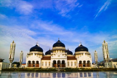 Baiturrahman Büyük Camii 'nde Güzel Sabah, Aceh, Endonezya. Baiturahman Camii tarihi bir camidir ve 2014 Aceh tsunamisinin muhteşemliğine tanık olmuştur.