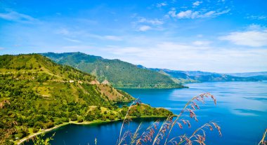 Bir kaldera gölü olan Toba Gölü 'nün güzelliği antik bir volkanik patlamadan gelir ve dünyadaki en büyük volkanik göldür. Kuzey Sumatra, Endonezya