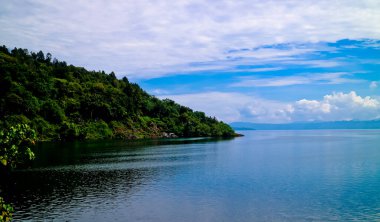 Bir kaldera gölü olan Toba Gölü 'nün güzelliği antik bir volkanik patlamadan gelir ve dünyadaki en büyük volkanik göldür. Kuzey Sumatra, Endonezya