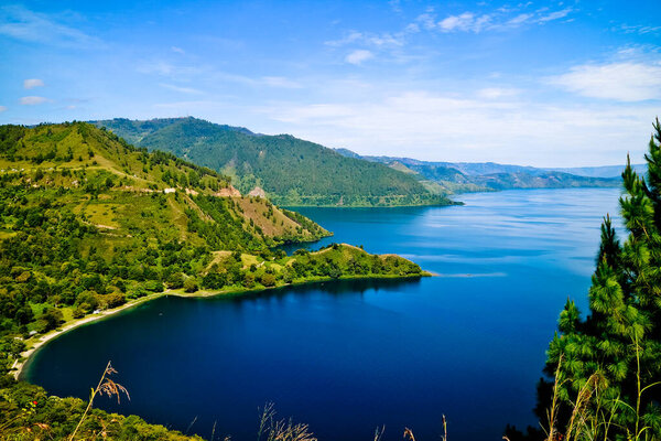 Красота озера Тоба, которое является озером кальдера, происходит от извержения древнего вулкана и является самым большим вулканическим озером в мире. Северная Суматра