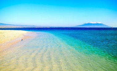 Tropik Cennet Sahili, Tabuhan Adası, Banyuwangi, Doğu Java, Endonezya Beyaz Kum Adası, Doğu Java 'da turistlerin en sevdiği yerdir.