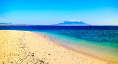 Tropik Cennet Sahili, Tabuhan Adası, Banyuwangi, Doğu Java, Endonezya Beyaz Kum Adası, Doğu Java 'da turistlerin en sevdiği yerdir.