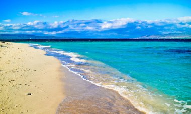 Tropikal Cennet Sahili, Tabuhan Adası, Banyuwangi, Doğu Java, Endonezya. Beyaz kumlu tropikal ada Banyuwangi, Doğu Java 'da turistlerin favorisi.