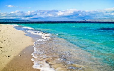 Tropikal Cennet Sahili, Tabuhan Adası, Banyuwangi, Doğu Java, Endonezya. Beyaz kumlu tropikal ada Banyuwangi, Doğu Java 'da turistlerin favorisi.