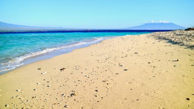 Tropikal Cennet Sahili, Tabuhan Adası, Banyuwangi, Doğu Java, Endonezya. Beyaz kumlu tropikal ada Banyuwangi, Doğu Java 'da turistlerin favorisi.