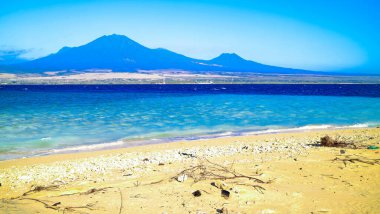 Tropikal Cennet Sahili, Tabuhan Adası, Banyuwangi, Doğu Java, Endonezya. Beyaz kumlu tropikal ada Banyuwangi, Doğu Java 'da turistlerin favorisi.