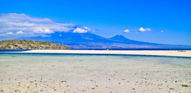 Tropikal Cennet Sahili, Tabuhan Adası, Banyuwangi, Doğu Java, Endonezya. Beyaz kumlu tropikal ada Banyuwangi, Doğu Java 'da turistlerin favorisi.