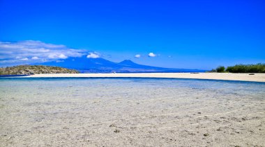 Tropikal Cennet Sahili, Tabuhan Adası, Banyuwangi, Doğu Java, Endonezya. Beyaz kumlu tropikal ada Banyuwangi, Doğu Java 'da turistlerin favorisi.