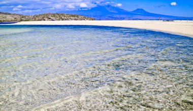 Tropikal Cennet Sahili, Tabuhan Adası, Banyuwangi, Doğu Java, Endonezya. Beyaz kumlu tropikal ada Banyuwangi, Doğu Java 'da turistlerin favorisi.