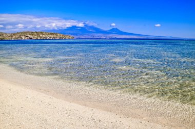 Tropikal Cennet Sahili, Tabuhan Adası, Banyuwangi, Doğu Java, Endonezya. Beyaz kumlu tropikal ada Banyuwangi, Doğu Java 'da turistlerin favorisi.