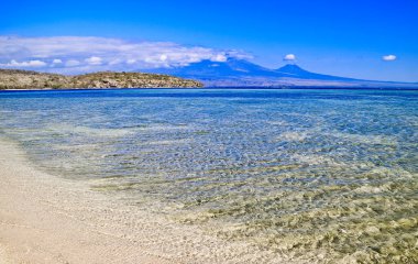Tropikal Cennet Sahili, Tabuhan Adası, Banyuwangi, Doğu Java, Endonezya. Beyaz kumlu tropikal ada Banyuwangi, Doğu Java 'da turistlerin favorisi.