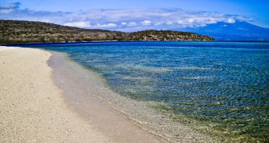 Tropikal Cennet Sahili, Tabuhan Adası, Banyuwangi, Doğu Java, Endonezya. Beyaz kumlu tropikal ada Banyuwangi, Doğu Java 'da turistlerin favorisi.