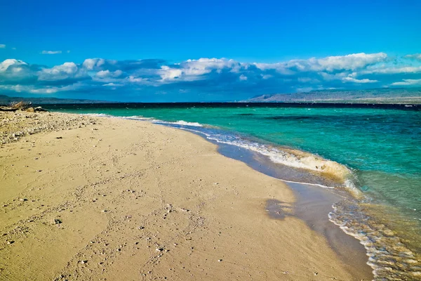 Tropikal Cennet Sahili, Tabuhan Adası, Banyuwangi, Doğu Java, Endonezya. Beyaz kumlu tropikal ada Banyuwangi, Doğu Java 'da turistlerin favorisi.
