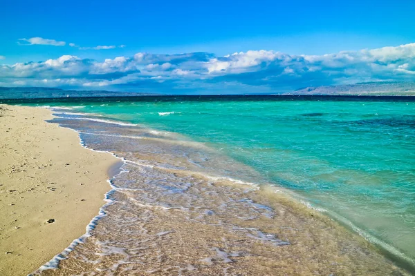 Tropikal Cennet Sahili, Tabuhan Adası, Banyuwangi, Doğu Java, Endonezya. Beyaz kumlu tropikal ada Banyuwangi, Doğu Java 'da turistlerin favorisi.