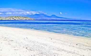 Tropik Cennet Sahili, Tabuhan Adası, Banyuwangi, Doğu Java, Endonezya Beyaz Kum Adası, Doğu Java 'da turistlerin en sevdiği yerdir.