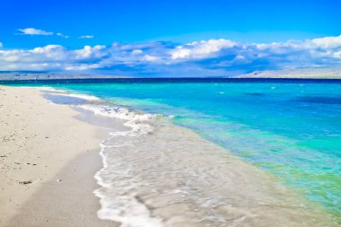 Manzaralı Tropikal Cennet Sahili, Menjangan Adası, Bali, Endonezya. Bali 'deki Menjangan Adası şnorkelle yüzmek ve dalış turları için bir cennet. Ya da beyaz kumunun güzelliğinin tadını çıkarmak için.