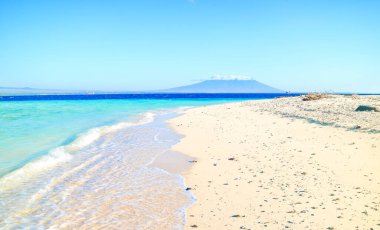 Manzaralı Tropikal Cennet Sahili, Menjangan Adası, Bali, Endonezya. Bali 'deki Menjangan Adası şnorkelle yüzmek ve dalış turları için bir cennet. Ya da beyaz kumunun güzelliğinin tadını çıkarmak için.