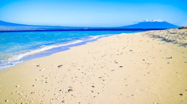 Manzaralı Tropikal Cennet Sahili, Menjangan Adası, Bali, Endonezya. Bali 'deki Menjangan Adası şnorkelle yüzmek ve dalış turları için bir cennet. Ya da beyaz kumunun güzelliğinin tadını çıkarmak için.